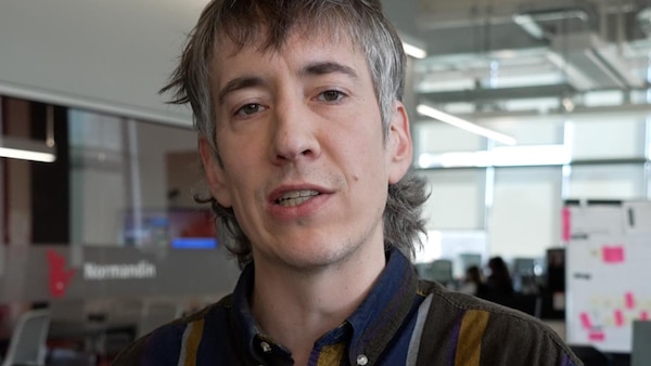 Le journaliste Olivier Arbour-Masse dans les bureaux de Radio-Canada. 
