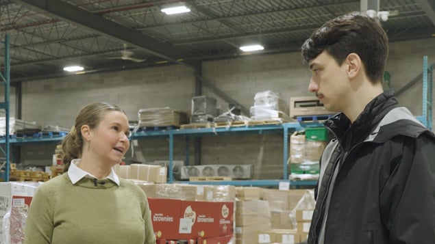 La fondatrice de Liquidation Marie, Marieve Breton, et le journaliste Tristan Champagne-Lessard discutent.