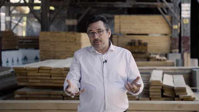 Le professeur Christian Messier répond à nos questions dans une cours à bois.