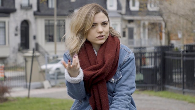 Crystel, dans un parc, portant un foulard rouge.