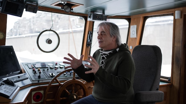Jean Lemire discute dans son voilier.
