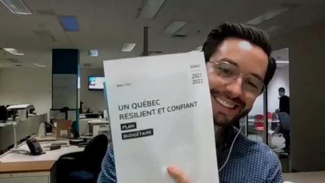 Mathieu Dion tient le plan budgétaire 2021-2022 dans ses mains.