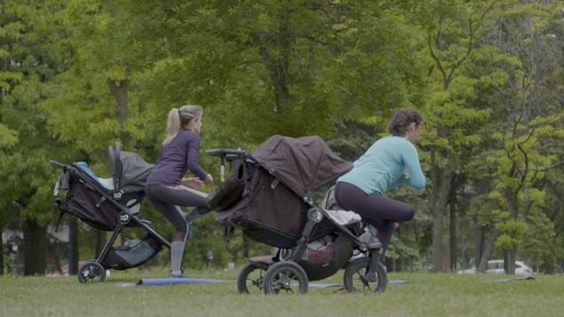 Deux mères d'entraînent avec leur poussette et leur bébé dans un parc.